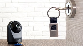 Videocamera di sorveglianza IP e chiave con toppa